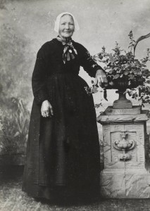 Vrouw met hul uit Rijnsburg, begin 20e eeuw
