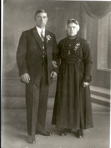 Echtpaar uit Katwijk, vrouw draagt een ijzerjurk, midden 20e eeuw