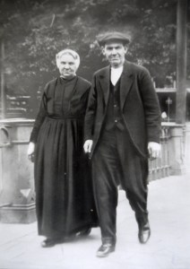 Katwijks echtpaar, vrouw in jak en rok.